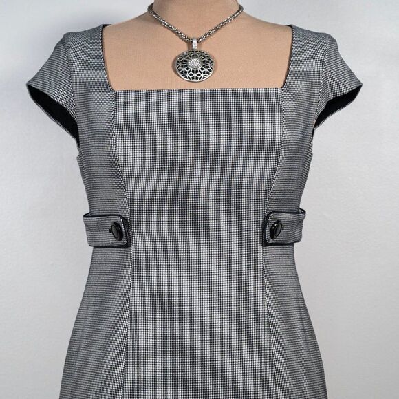 Jones New York Black and White Houndstooth Knit Cap Sleeve Shift Dress - Picture 4 of 7